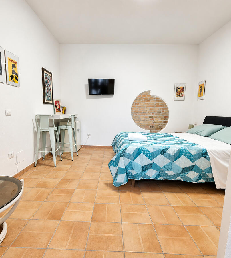 Standard Room · zona TV e tavolino