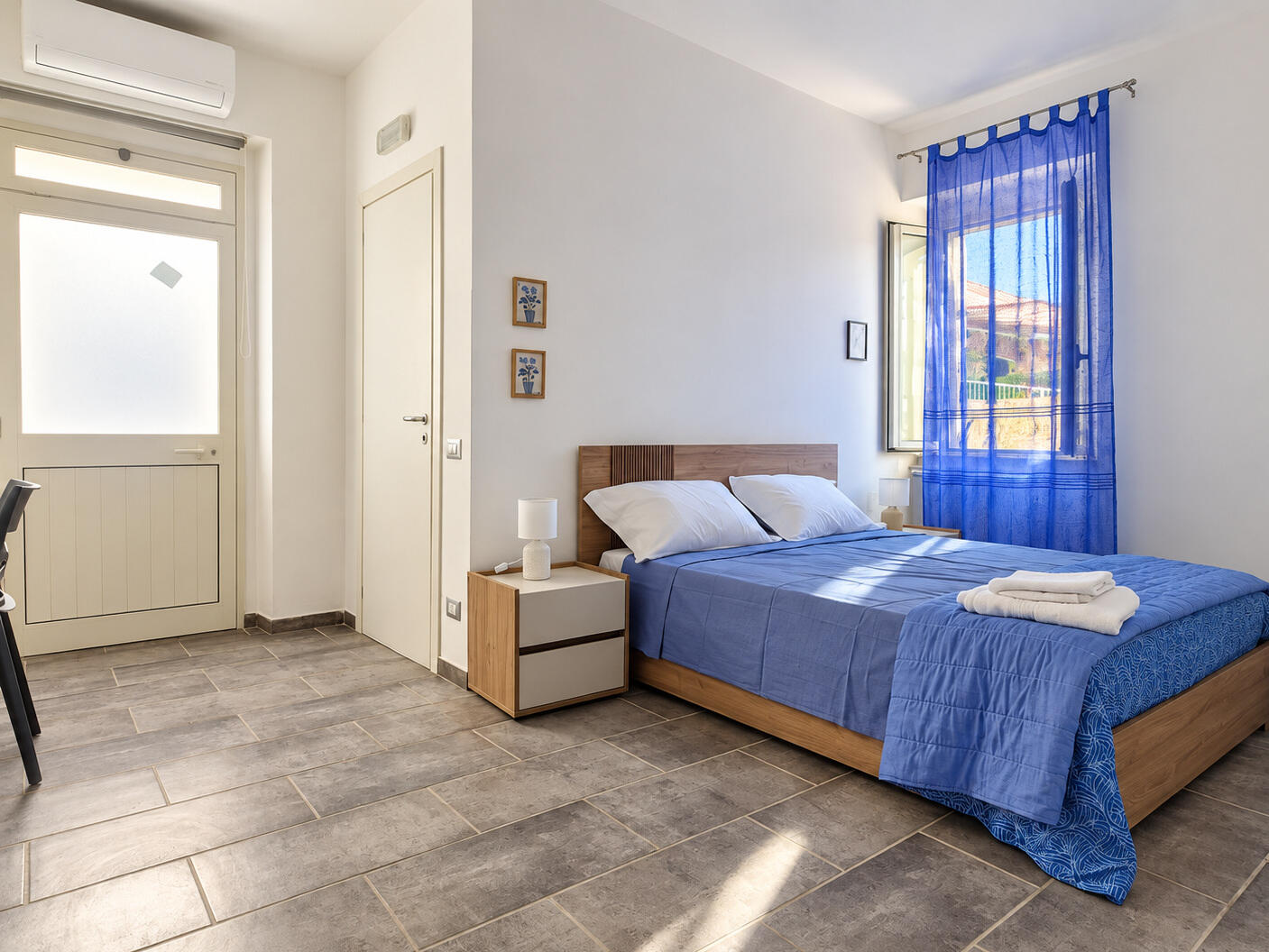 Bedroom in the DRIN ROOMS apartment with kitchen and washing machine